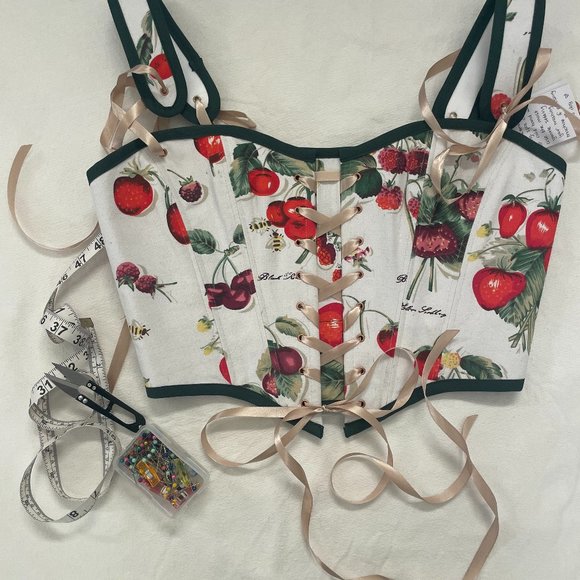 Fashionable Corsets - Picture 2 of 12